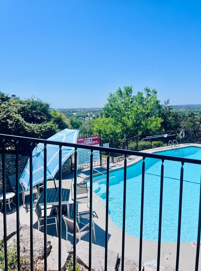 303 Golf Crest Ln in Lakeway, TX - Building Photo - Building Photo