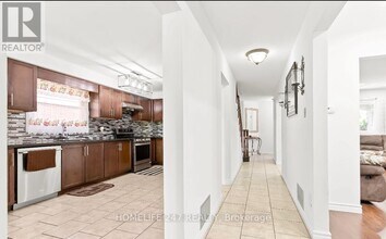 16 Hallen Rd in Brampton, ON - Building Photo - Building Photo