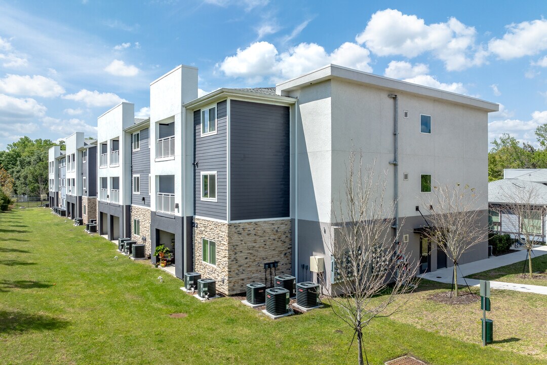 Swan Lake Village in Lakeland, FL - Building Photo