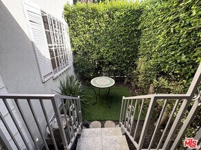 117 Kings Rd in Los Angeles, CA - Building Photo - Building Photo