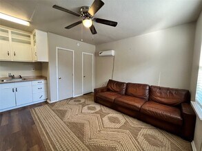 519 W Collins St in Denton, TX - Building Photo - Building Photo