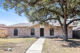 5916 Cedar Ln in Rowlett, TX - Building Photo