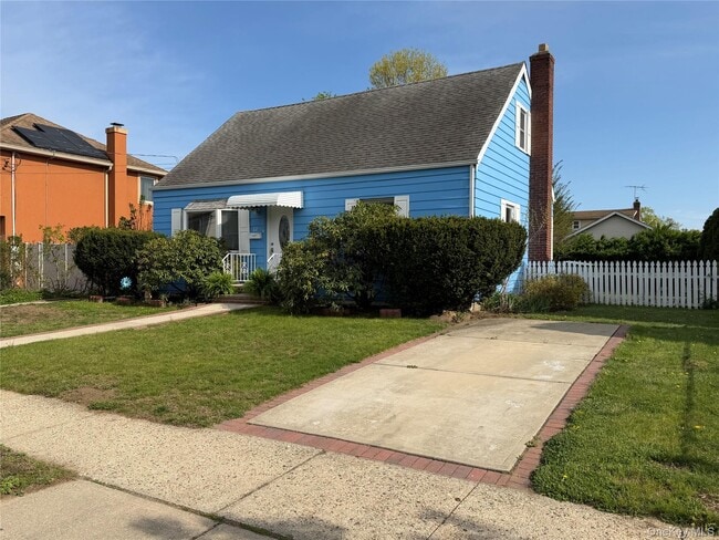 22 Lexington Ave in Westbury, NY - Building Photo - Building Photo