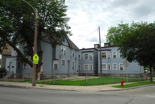 1560 S Cesar E Chavez Dr in Milwaukee, WI - Foto de edificio - Building Photo