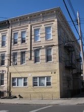 660 Grandview Ave in Ridgewood, NY - Building Photo - Building Photo