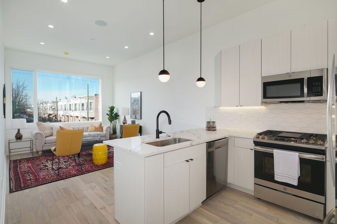 2033 S 20th St in Philadelphia, PA - Building Photo