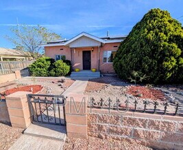 2425 Mountain Rd NW in Albuquerque, NM - Building Photo - Building Photo