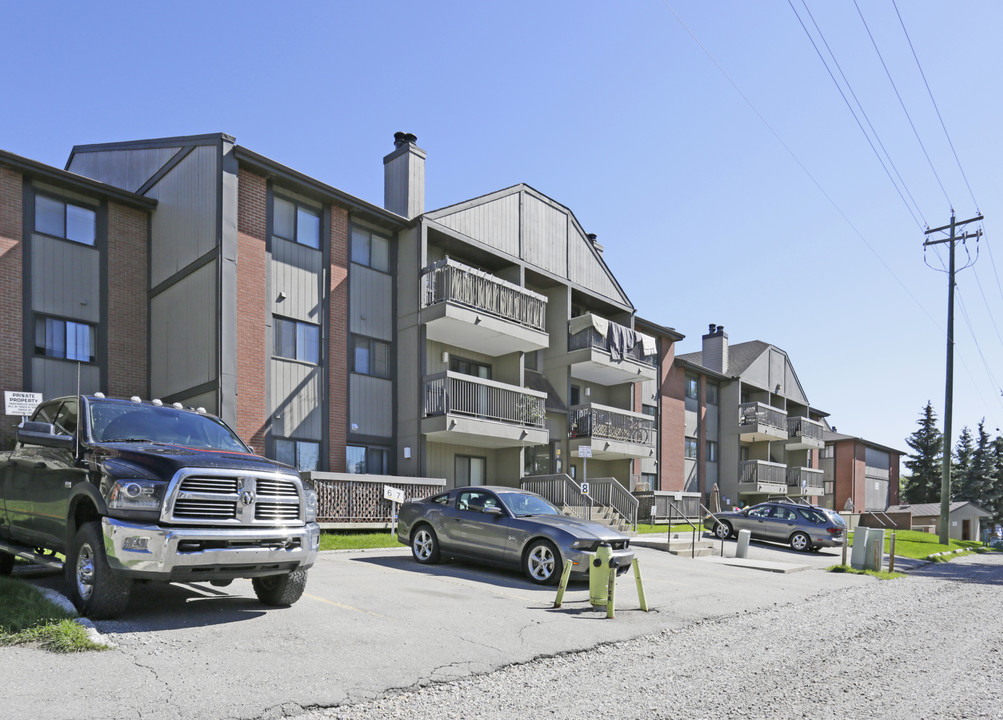 Canyon Pines in Calgary, AB - Building Photo