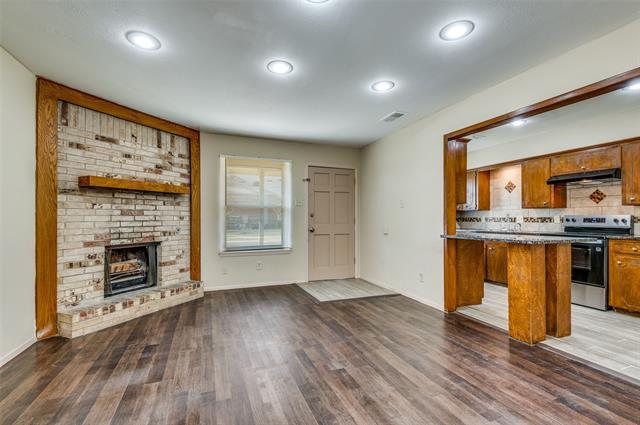 110 Crandall Rd in Irving, TX - Building Photo