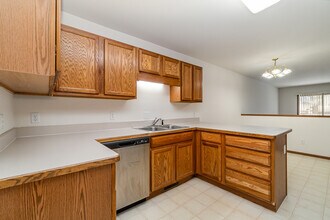 6114 Whitcomb Dr in Saginaw, MI - Building Photo - Building Photo