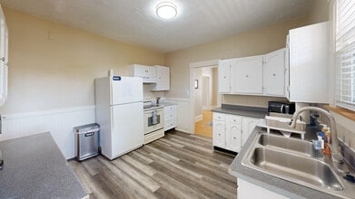 128 1/2 Elm Street-SI ID1380181P, Unit SI ID1380181P in Southbridge, MA - Foto de edificio - Building Photo