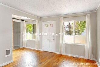 6118 SE Reedway St in Portland, OR - Building Photo - Building Photo