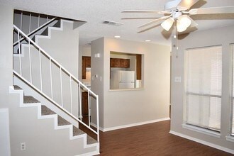 801 Treadwell Ct-Unit -B in Hurst, TX - Foto de edificio - Building Photo