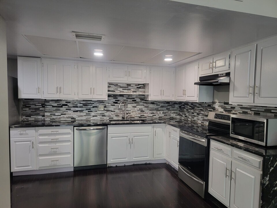 4343 W Bancroft St in Ottawa Hills, OH - Building Photo