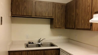 Crestwood Cove in Salt Lake City, UT - Building Photo - Building Photo
