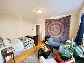 1641 Commonwealth Ave, Unit 11 in Boston, MA - Foto de edificio - Building Photo