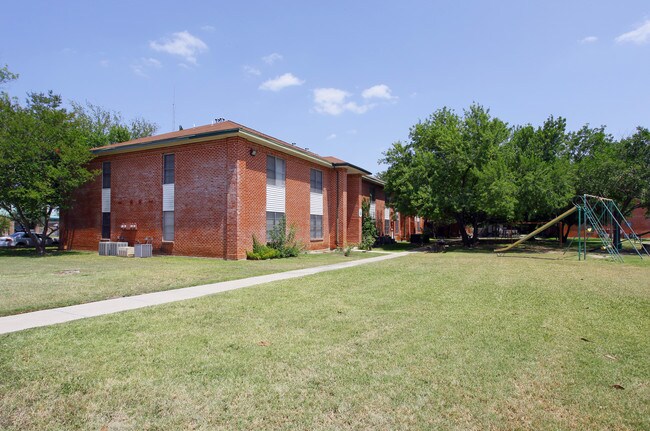 Val Verde Apartments in Schertz, TX - Foto de edificio - Building Photo