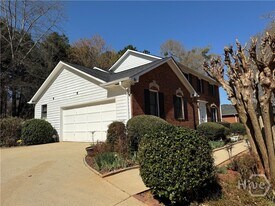 140 Yorkshire Rd in Bogart, GA - Building Photo