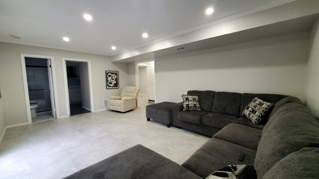 8 Robert C Keri Ct, Unit 2 in Somerset, NJ - Building Photo