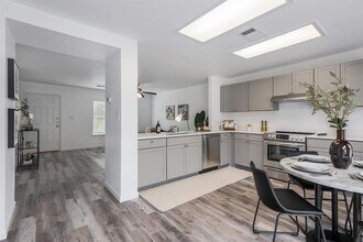 10732 Marshitahs Way in Austin, TX - Foto de edificio - Building Photo