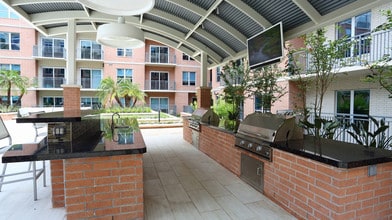 One Lakes Edge in The Woodlands, TX - Foto de edificio - Building Photo