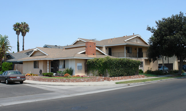 17092 Grove Cir in Huntington Beach, CA - Building Photo - Building Photo