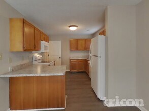 7403 Grandview Dr in Avon, IN - Foto de edificio - Building Photo