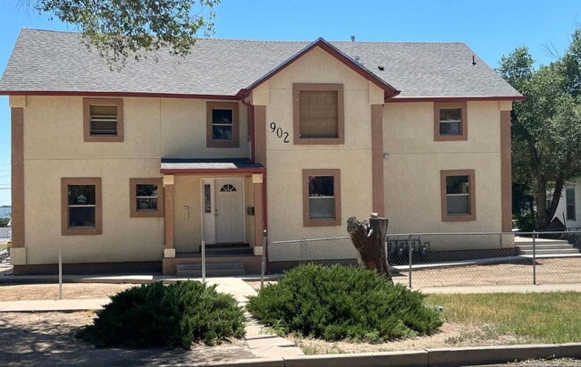 property at 902 W 11th St