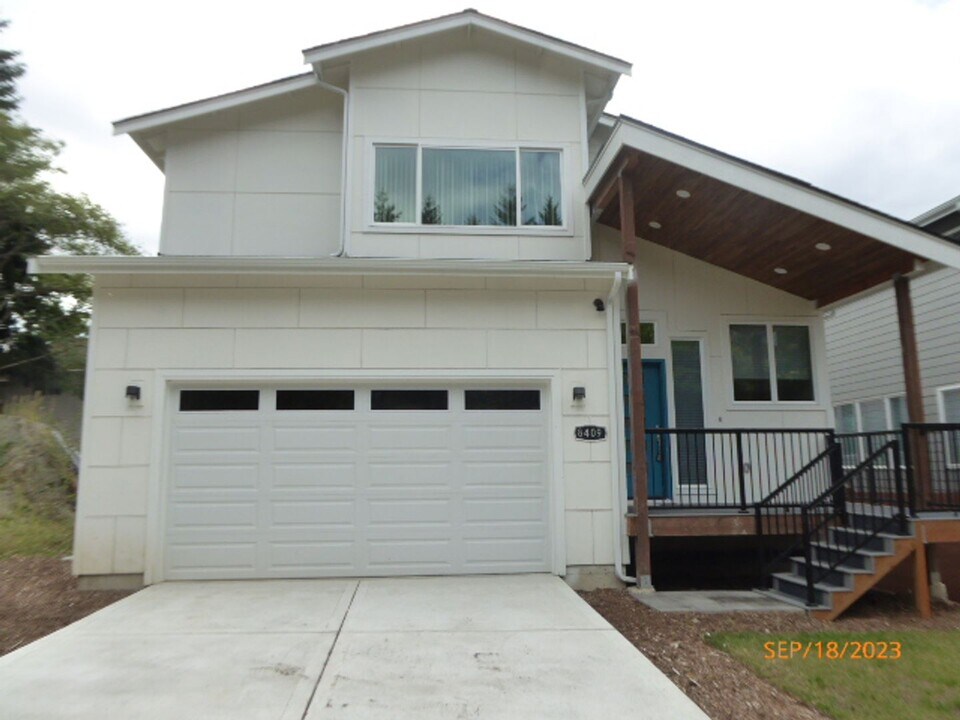 8409 NE 125th Ln in Kirkland, WA - Building Photo