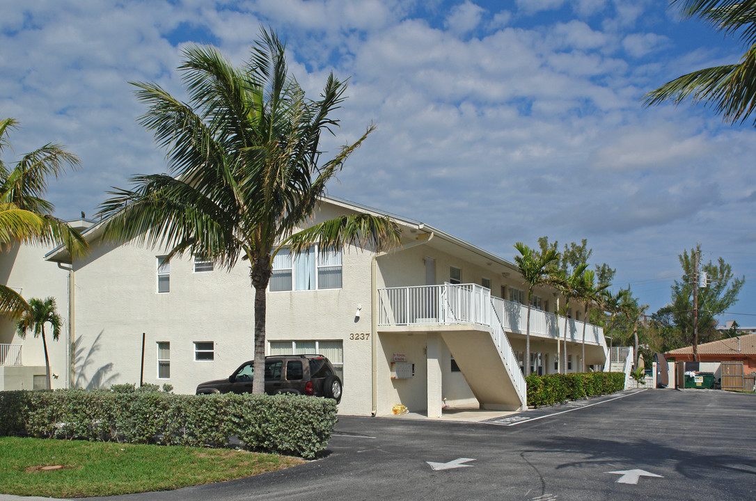 3237 NE 10th St in Pompano Beach, FL - Building Photo