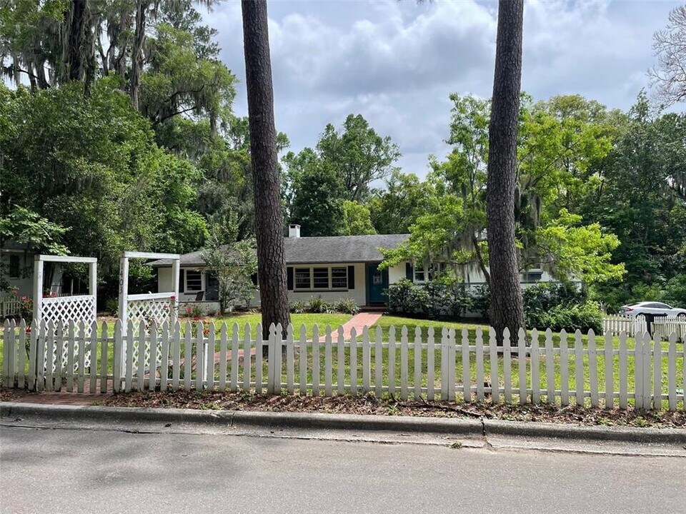 1403 NW 9th Ave in Gainesville, FL - Foto de edificio