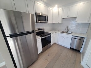 77 Harbor View Ave, Unit B in Winthrop, MA - Foto de edificio - Building Photo