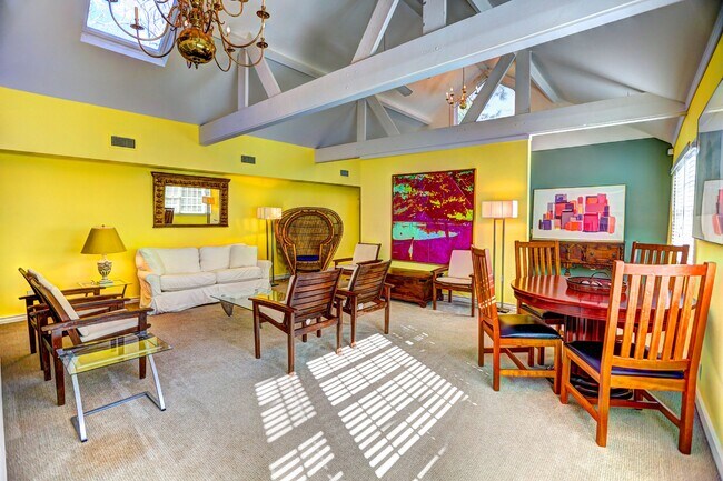 89 Pine St in Southampton, NY - Building Photo - Building Photo