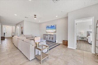 5333 Charlie Brown Ln in Sarasota, FL - Foto de edificio - Building Photo