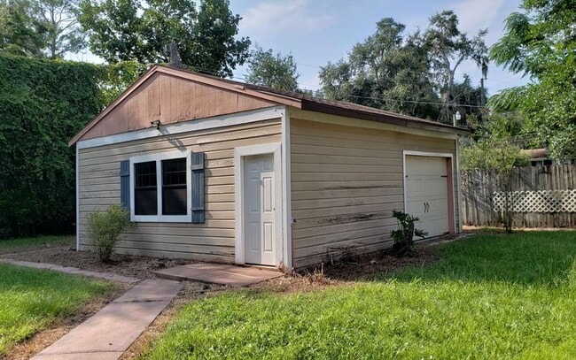 594 NW Gwen Lake Ave in Lake City, FL - Building Photo - Building Photo