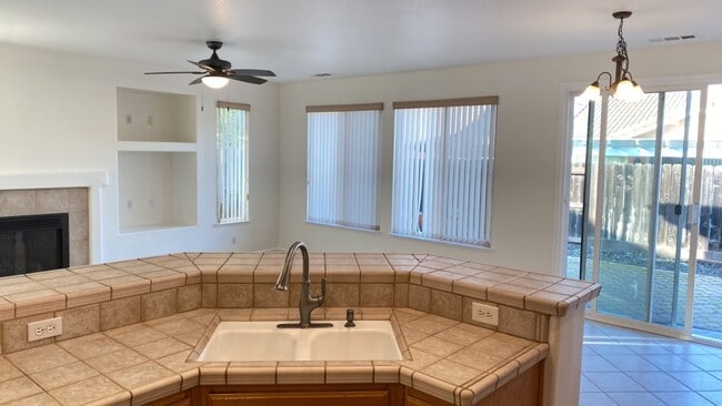 2713 Donner Trail in Riverbank, CA - Building Photo - Building Photo