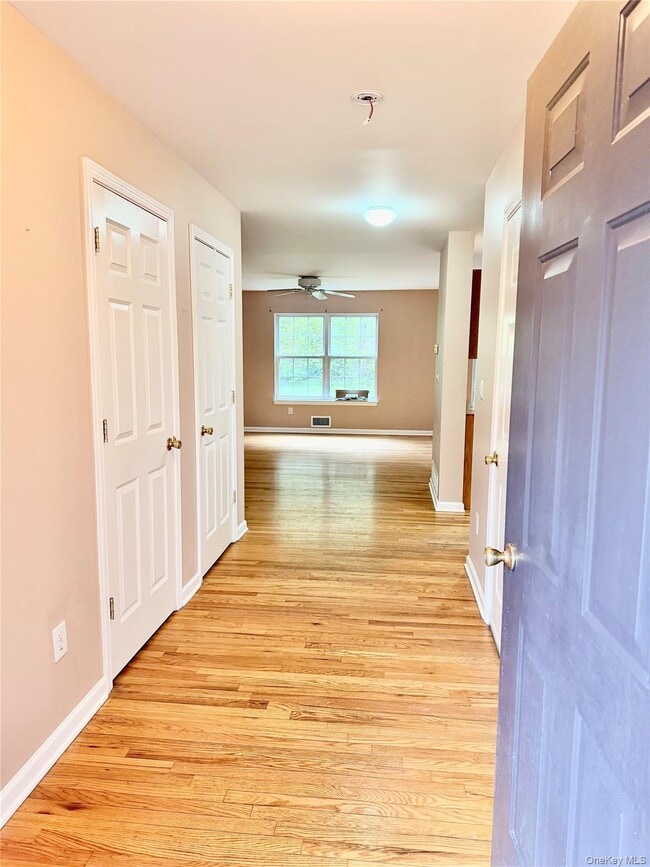 195 Pinebrook Dr in Hyde Park, NY - Building Photo - Building Photo