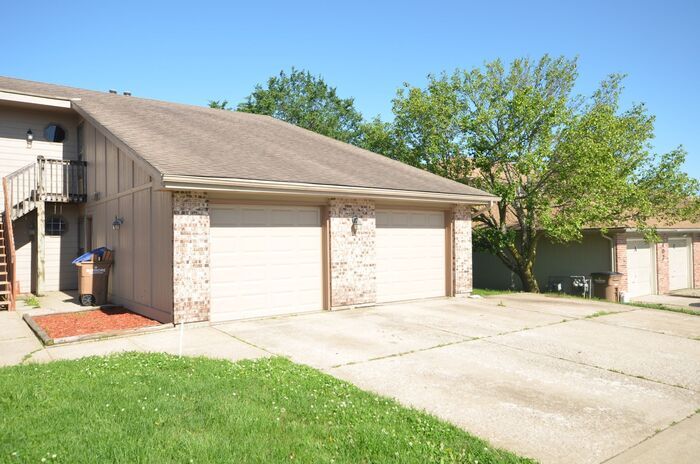 404 Sky Vue Dr-Unit -Unit B in Raymore, MO - Building Photo