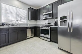 6958 Stanza Ct in Fontana, CA - Foto de edificio - Building Photo