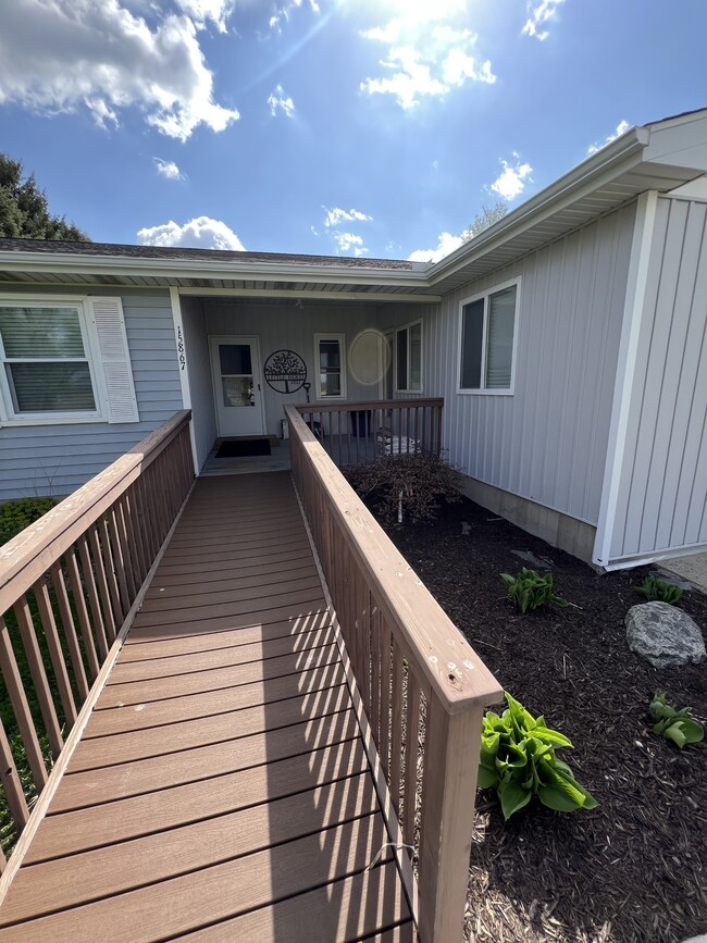 15867 Wood Rd in Lansing, MI - Building Photo - Building Photo