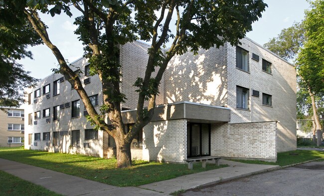 Damen Center Apartments in Chicago, IL - Building Photo - Building Photo