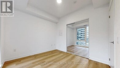 395 Square One Dr in Mississauga, ON - Building Photo - Building Photo