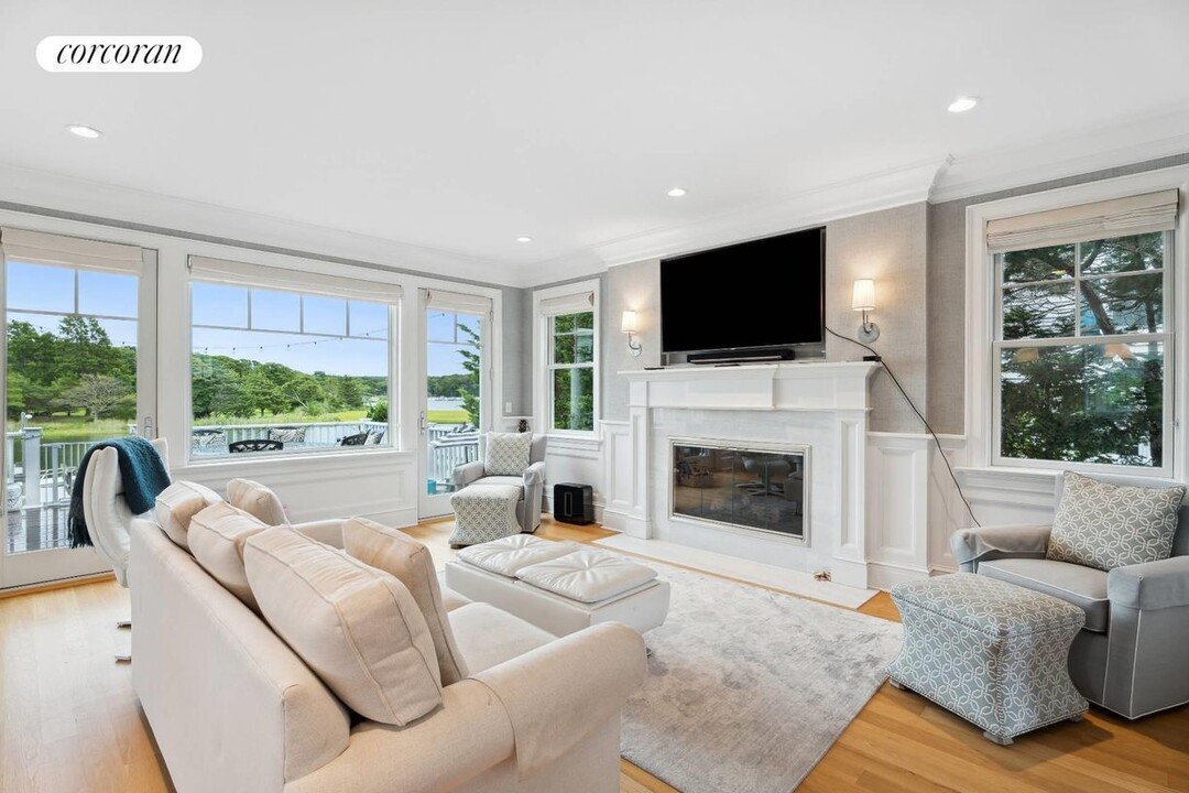 34 E Beach Dr in Southampton, NY - Foto de edificio