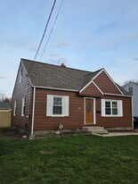 143 Hartshorn Dr in Painesville, OH - Building Photo