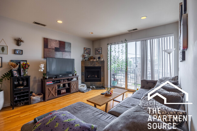 3131 W Logan Blvd, Unit 3B in Chicago, IL - Foto de edificio - Building Photo