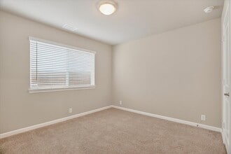 925 Creekhollow Dr in Godley, TX - Building Photo - Building Photo