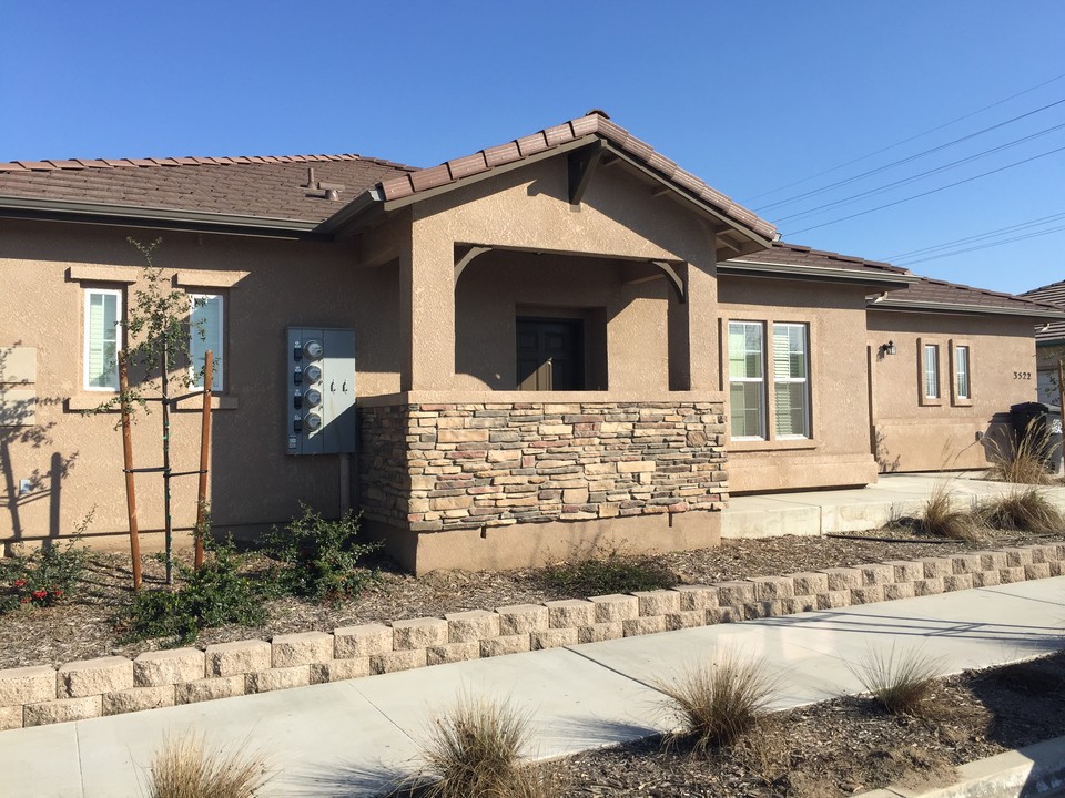 582 N Fourth St in Porterville, CA - Building Photo