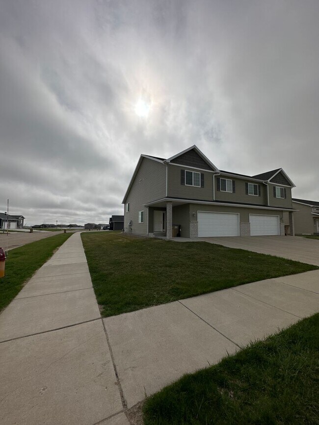 66 Mulberry Loop NE in Minot, ND - Building Photo - Building Photo
