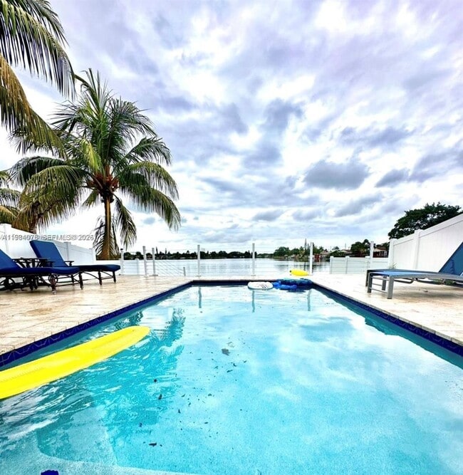 2431-2433 SW 58th Manor in Fort Lauderdale, FL - Building Photo - Building Photo