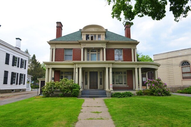 6 Riverside St
